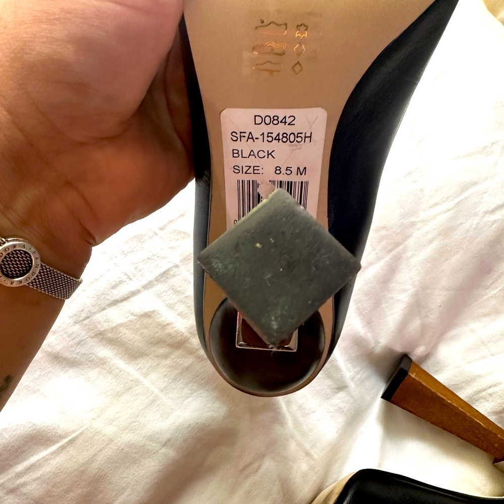 SAKS FIFTH AVENUE ,Elegant Black Leather Women's Pumps - Picture 4 of 5